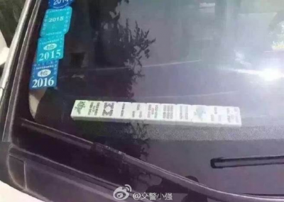 傻眼！車主「臨停出怪招」讓路過民眾全看呆掉！警察看到瞬間傻眼！罰單都差點開不下去了...