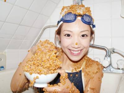 超狂！日本美女竟然挑戰用「這個食物」泡澡，而且說可以邊吃邊玩很好玩！