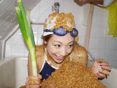 超狂！日本美女竟然挑戰用「這個食物」泡澡，而且說可以邊吃邊玩很好玩！