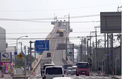 開車好像上了雲霄飛車，日本跨河大橋，畫面令人怵目驚心！