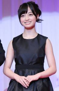 天使偶像「橋本環奈」長大了！沒想到卻被網友發現胖好多 長好多痘痘，卻意外成為女性追逐的偶像！