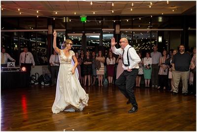 家裡有這種活寶阿爸一定要秀一下！父女創造4分鐘經典wedding dance，整個婚禮都是阿爸的舞台秀！