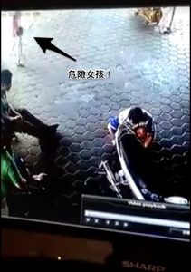 「0秒反應」！少林機車行老闆對決衝撞小女孩的汽車，超神反應讓人看了直呼：「太神啦」！！！」