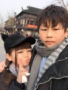 這對「只有10歲」的小情侶竟然結婚還打算生小孩！但看到他們的「這張照片」大家都嚇到無法反對了！