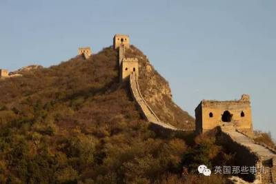 警察叔叔就是這些人！！！看了外國人都在旅途什麼最瘋狂的地方嘿嘿嘿過...這真的不是破壞文物嗎！拜託放過迪士尼吧...