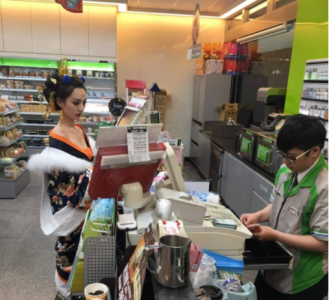 爆乳武媚娘竟穿越到現代超商買食物！沒想到「店員的反應」笑翻旁邊等著結帳的客人了！