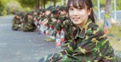 女友是職業軍人！他請女友幫開可樂，下一秒「職業病爆發」的反射動作讓網友都笑到崩潰！