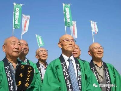 用禿頭照亮世界！日本一群大叔籌辦「禿男幫」吸引一堆禿男加入，還辦「禿頭拔河」比賽.....日本人真的沒有極限！