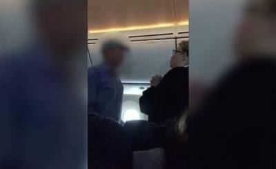 男子搭飛機「種族歧視瘋狂辱罵其他乘客」超白目！空姐一句話「讓飛機調頭」害他承擔252人住宿費，太爽啦～