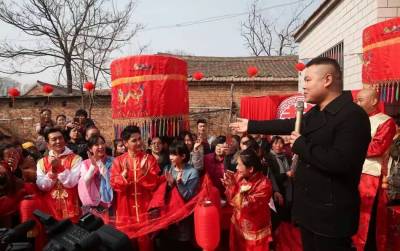 一家九口人，靠賣800個饅頭維持生計，岳雲鵬的人生卻不像他的喜劇一樣搞笑...