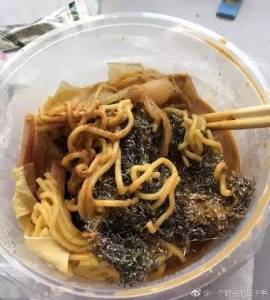 又出問題！學校的健康午餐居然是黑暗料理，看完之後準備嘔吐