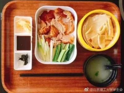 又出問題！學校的健康午餐居然是黑暗料理，看完之後準備嘔吐