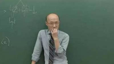 韓國學生好奇地幫禿頭補教名師「加上了頭髮」，結果竟然變成超帥「斯文歐爸」讓學生們集體戀愛了！