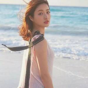 石原里美出道15年紀念寫真大膽公開素顏「床照」，開售首周銷量4.2萬，斬獲熱銷榜冠軍！