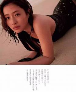 石原里美出道15年紀念寫真大膽公開素顏「床照」，開售首周銷量4.2萬，斬獲熱銷榜冠軍！