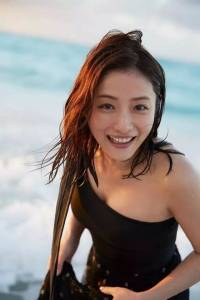 石原里美出道15年紀念寫真大膽公開素顏「床照」，開售首周銷量4.2萬，斬獲熱銷榜冠軍！