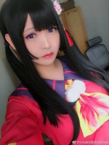 太驚人> < 中國「巨乳coser」不但可以夾尺，連「平板電腦」都埋進這個胸器了！ 4 網友脫了褲子才發現真相！