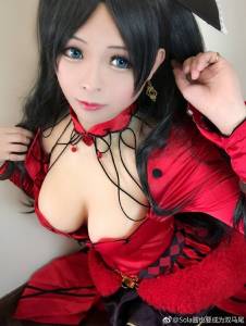 太驚人> < 中國「巨乳coser」不但可以夾尺，連「平板電腦」都埋進這個胸器了！ 4 網友脫了褲子才發現真相！