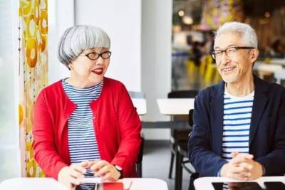 60歲時尚博主，結婚37年，天天與老公穿情侶裝，一不小心虐哭了一大片年輕單身狗！