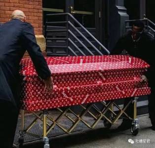 繼Prada的裝屍袋後，LV 又出了款棺材…死了都要fashion！！