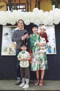 80後情侶大學期間結婚生子，沒車沒房靠擺攤賺錢環遊63國