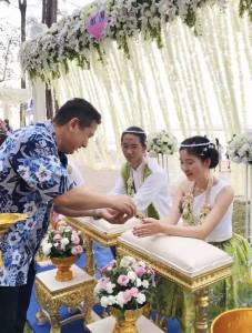 80後情侶大學期間結婚生子，沒車沒房靠擺攤賺錢環遊63國