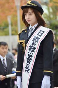 橋本環奈化身一日警長，「千年一遇」奇蹟重現，但鏡頭一拉遠「下半身」讓台灣網友笑而不語