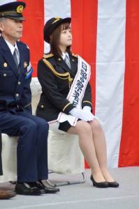 橋本環奈化身一日警長，「千年一遇」奇蹟重現，但鏡頭一拉遠「下半身」讓台灣網友笑而不語