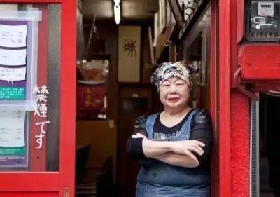 白天包餃子，晚上闖夜店！這位82歲日本奶奶，硬是活成了傳奇！