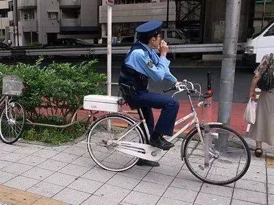 日本街頭驚人一幕！警察騎自行車狂追蘭博基尼，最後居然還給跪了......