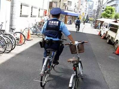 日本街頭驚人一幕！警察騎自行車狂追蘭博基尼，最後居然還給跪了......