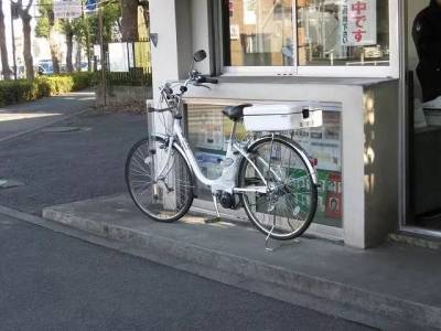 日本街頭驚人一幕！警察騎自行車狂追蘭博基尼，最後居然還給跪了......