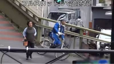 日本街頭驚人一幕！警察騎自行車狂追蘭博基尼，最後居然還給跪了......