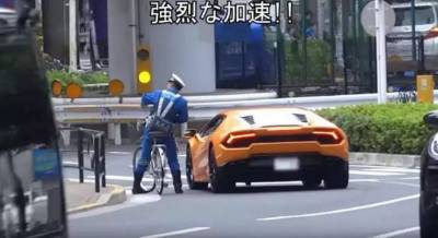 日本街頭驚人一幕！警察騎自行車狂追蘭博基尼，最後居然還給跪了......