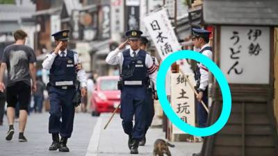 日本街頭驚人一幕！警察騎自行車狂追藍寶堅尼，最後居然還給跪了......