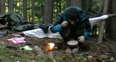 幾年來直播自己的荒野生活，這個妹子不隨主流的生活，最後照樣把自己變成了網紅...