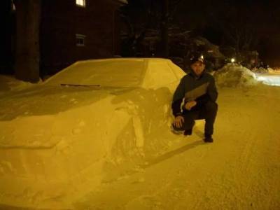 笑哭了！加拿大小伙子用雪堆成一輛車，警察看到後居然做了這項舉動...