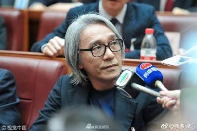 55歲的周星馳滿頭白髮盡顯滄桑：歲月要我們在一夜之間變老