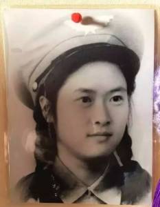 88歲中國奶奶賣房週遊世界，玩微信 逛淘寶，活成18歲少女