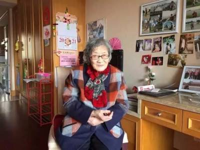 88歲中國奶奶賣房週遊世界，玩微信 逛淘寶，活成18歲少女