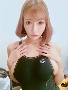 工作人員故意拿「size剛剛好泳衣」給明日花綺羅穿...結果神級側乳「一轉身就溢出」怎麼喬都回不去啊！