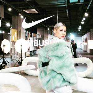 名人穿啥｜超難搶的 NIKE X AMBUSH「皮草外套」，周湯豪 鄧紫棋是這樣穿搭出奢華霸氣的！