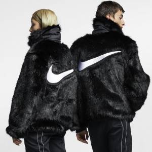 名人穿啥｜超難搶的 NIKE X AMBUSH「皮草外套」，周湯豪 鄧紫棋是這樣穿搭出奢華霸氣的！