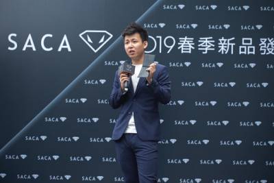 SACA 2019紳士精品新作圈粉影帝吳慷仁玩味設計與材質 「碳」索時尚經典