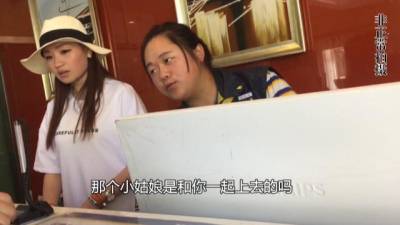 中年猥瑣大叔帶著未成年「學生妹」開房間，酒店的櫃檯看見後說．．．