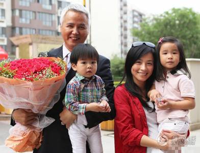 奇醜富二代再出新招，金錢攻破保鮮膜！幕後推手現身！