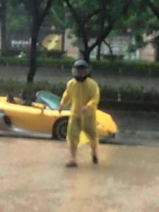 哥開超跑穿雨衣戴安全帽！網友直擊台中霸氣「泛舟」...真相打臉了？