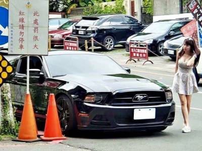 一張野馬跑車違停照嚇壞網友 「車頭燈」低胸正妹殺很大！