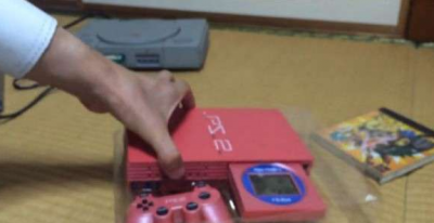 日本網友為只花300日圓買來的「PS2」遊戲機做開箱，打開後所有人傻眼到眼珠都掉出來了…