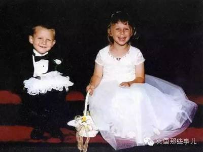 17年前，他倆是一對花童。17年後，他們倆竟然結婚了！還在當年的那個教堂....只是這17年的變化簡直嚇壞網友！